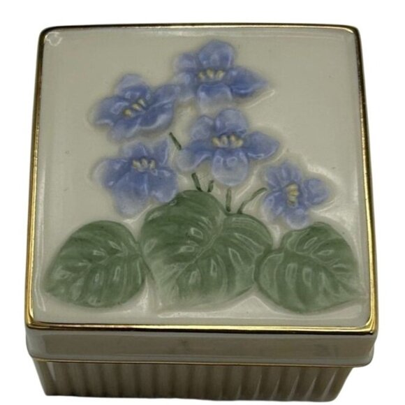 Vintage Lenox Porcelain Trinket Box With Raised Blue Violets Design & Gold Trim - Picture 1 of 4